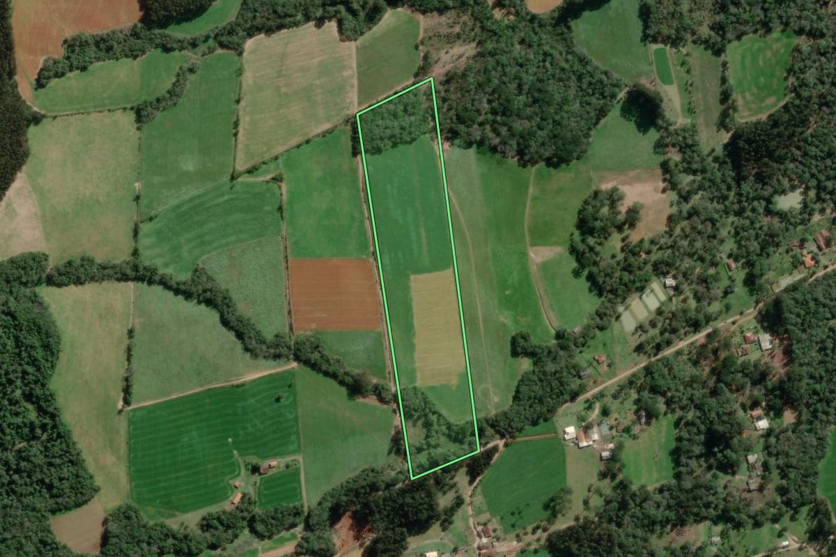 Imagem de satélite do imóvel rural em Canoinhas (SC), com o contorno declarado no CAR desenhado por cima.