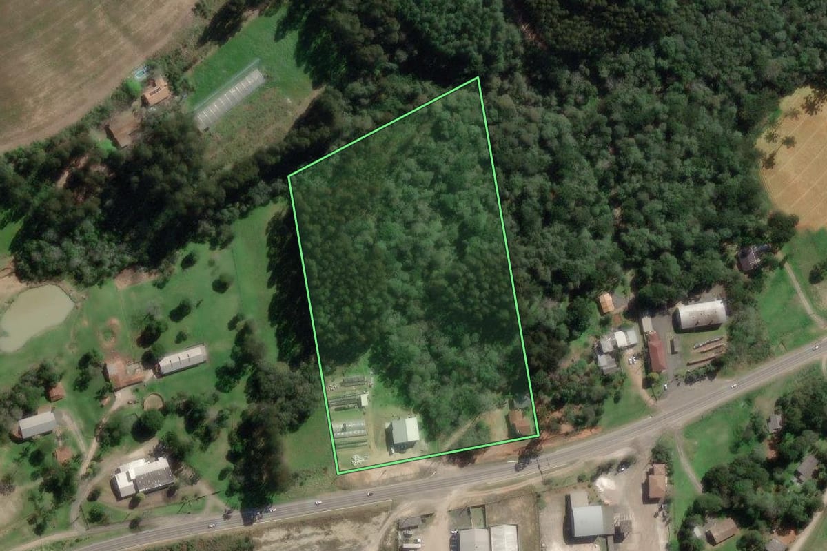Imagem de satélite do imóvel rural em Canoinhas (SC), com o contorno declarado no CAR desenhado por cima.
