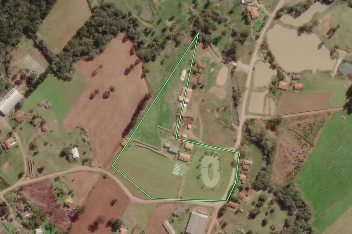 Imagem de satélite do imóvel rural em Canoinhas (SC), com o contorno declarado no CAR desenhado por cima.