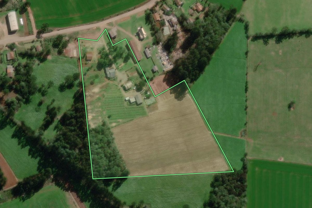 Imagem de satélite do imóvel rural em Canoinhas (SC), com o contorno declarado no CAR desenhado por cima.