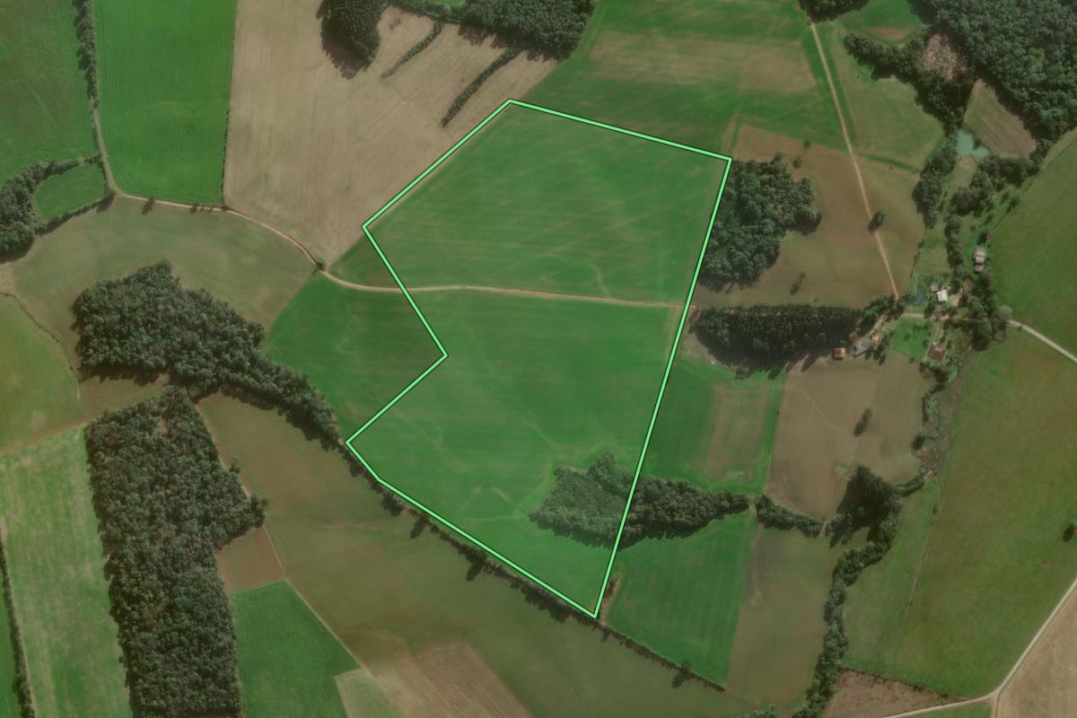 Imagem de satélite do imóvel rural em Canoinhas (SC), com o contorno declarado no CAR desenhado por cima.