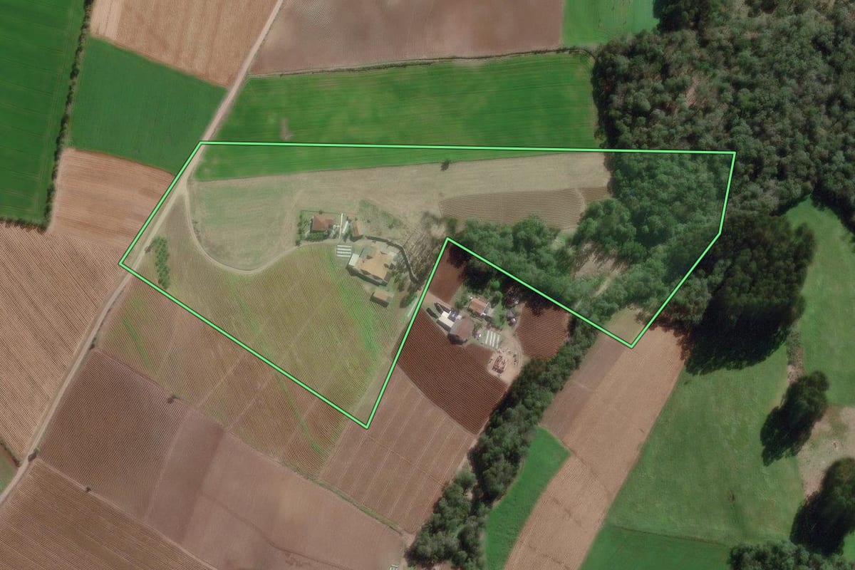 Imagem de satélite do imóvel rural em Canoinhas (SC), com o contorno declarado no CAR desenhado por cima.
