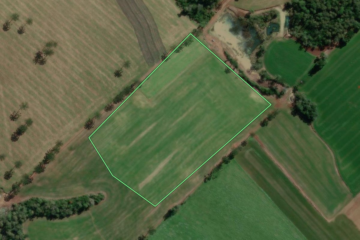 Imagem de satélite do imóvel rural em Canoinhas (SC), com o contorno declarado no CAR desenhado por cima.