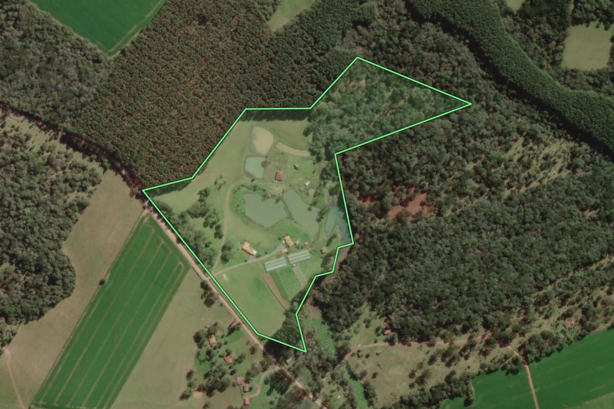 Imagem de satélite do imóvel rural em Canoinhas (SC), com o contorno declarado no CAR desenhado por cima.