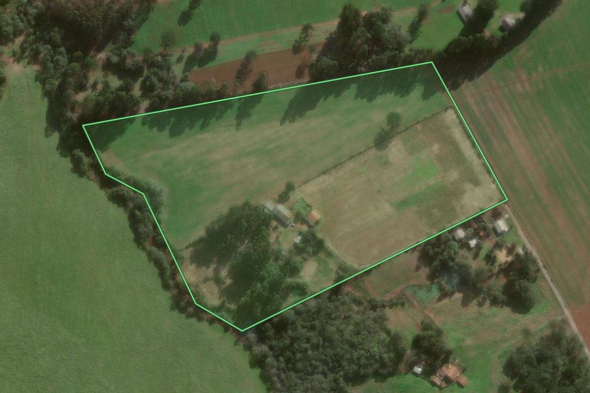 Imagem de satélite do imóvel rural em Canoinhas (SC), com o contorno declarado no CAR desenhado por cima.
