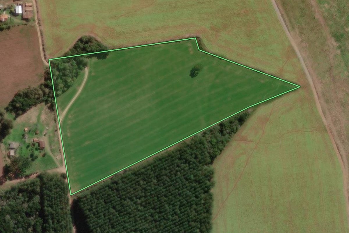 Imagem de satélite do imóvel rural em Canoinhas (SC), com o contorno declarado no CAR desenhado por cima.