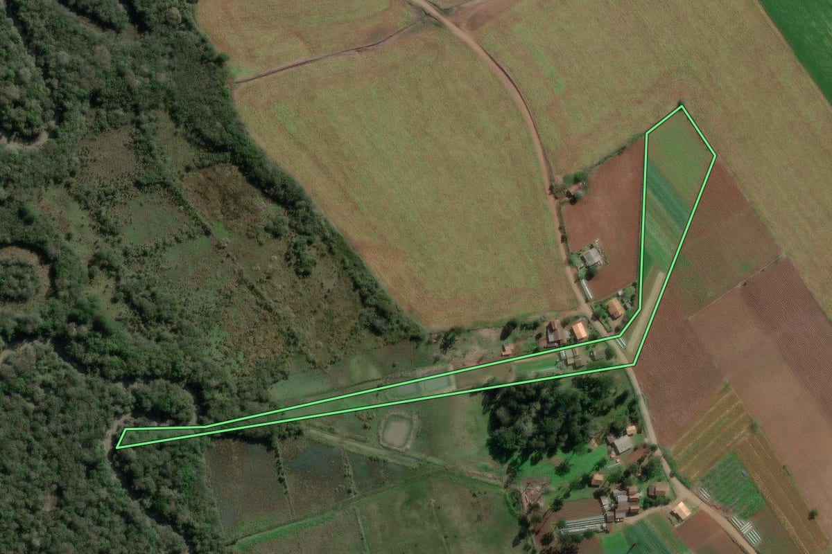 Imagem de satélite do imóvel rural em Canoinhas (SC), com o contorno declarado no CAR desenhado por cima.