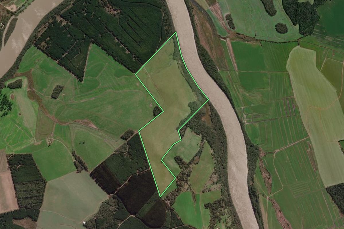 Imagem de satélite do imóvel rural em Canoinhas (SC), com o contorno declarado no CAR desenhado por cima.