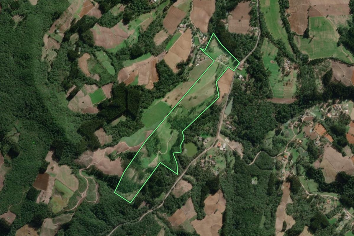 Imagem de satélite do imóvel rural em Canoinhas (SC), com o contorno declarado no CAR desenhado por cima.