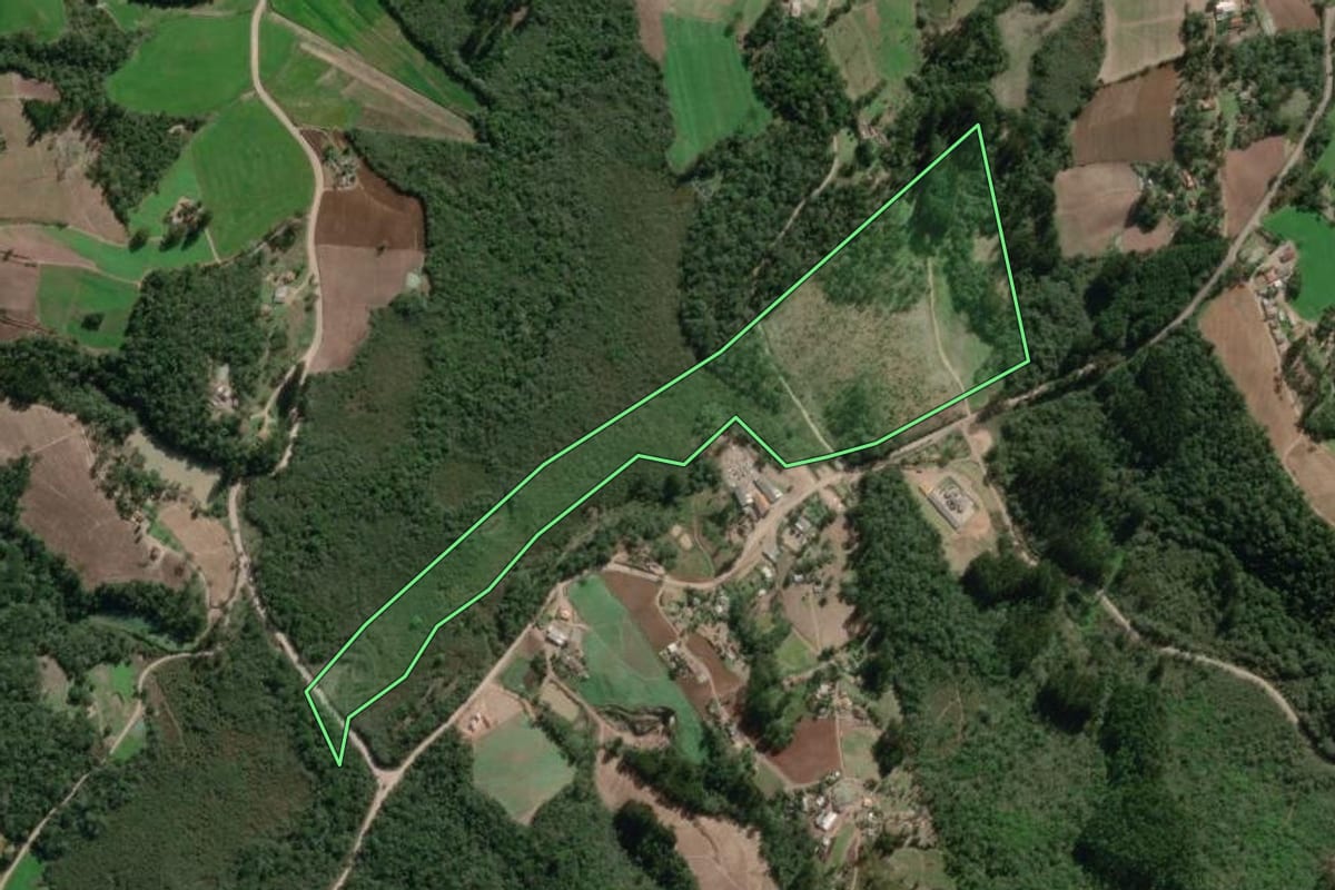 Imagem de satélite do imóvel rural em Canoinhas (SC), com o contorno declarado no CAR desenhado por cima.