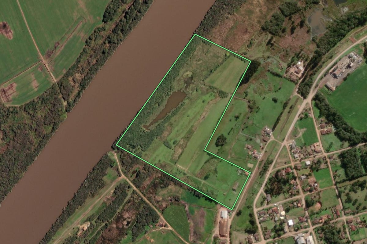 Imagem de satélite do imóvel rural em Canoinhas (SC), com o contorno declarado no CAR desenhado por cima.
