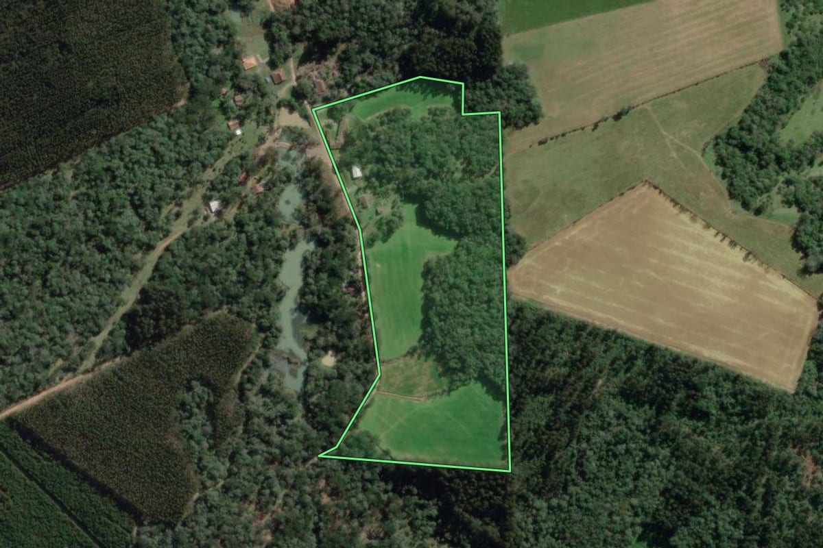 Imagem de satélite do imóvel rural em Canoinhas (SC), com o contorno declarado no CAR desenhado por cima.