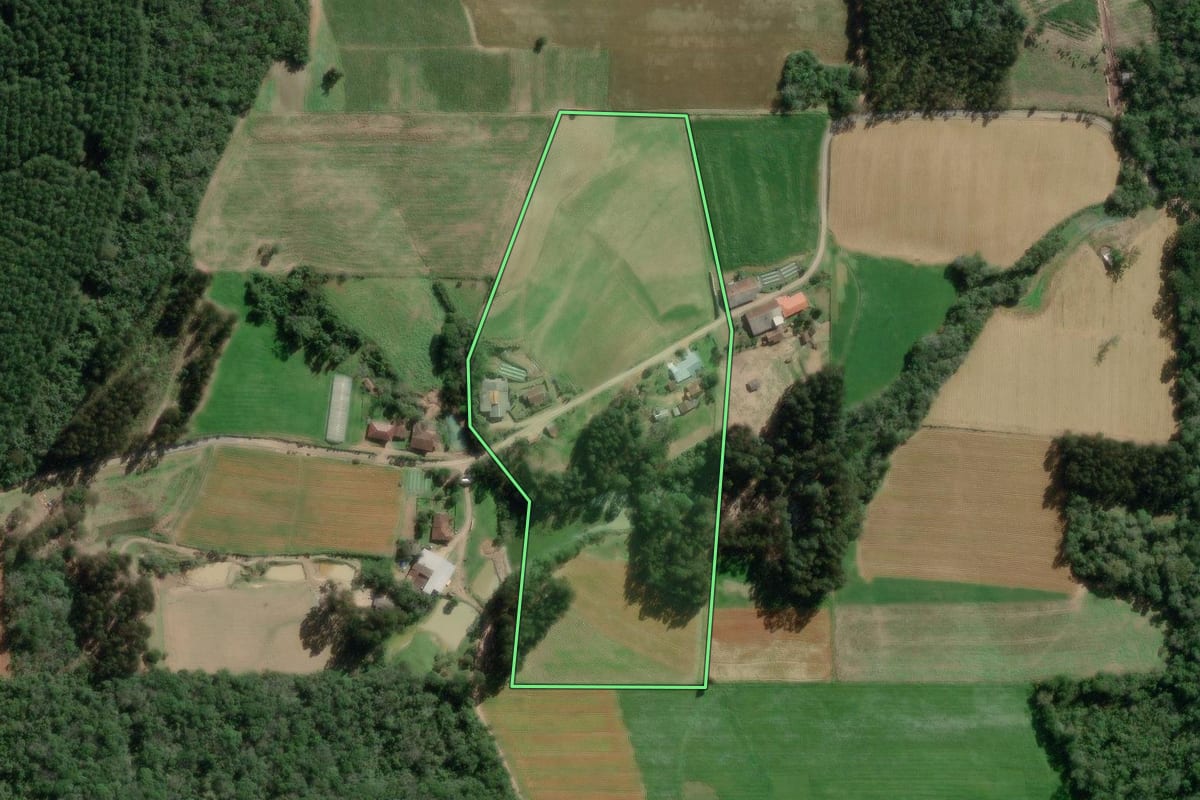 Imagem de satélite do imóvel rural em Canoinhas (SC), com o contorno declarado no CAR desenhado por cima.