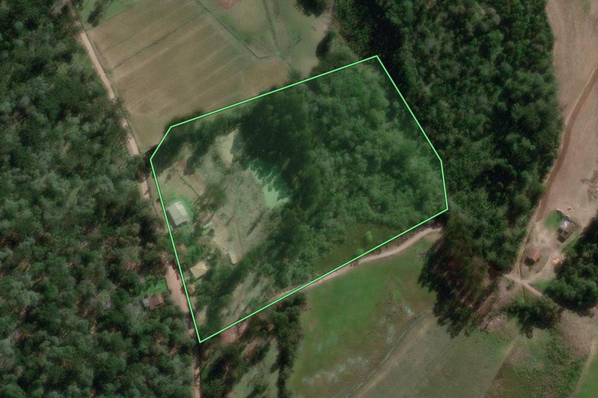 Imagem de satélite do imóvel rural em Canoinhas (SC), com o contorno declarado no CAR desenhado por cima.