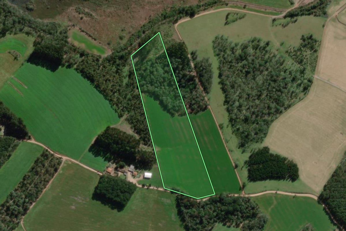 Imagem de satélite do imóvel rural em Canoinhas (SC), com o contorno declarado no CAR desenhado por cima.