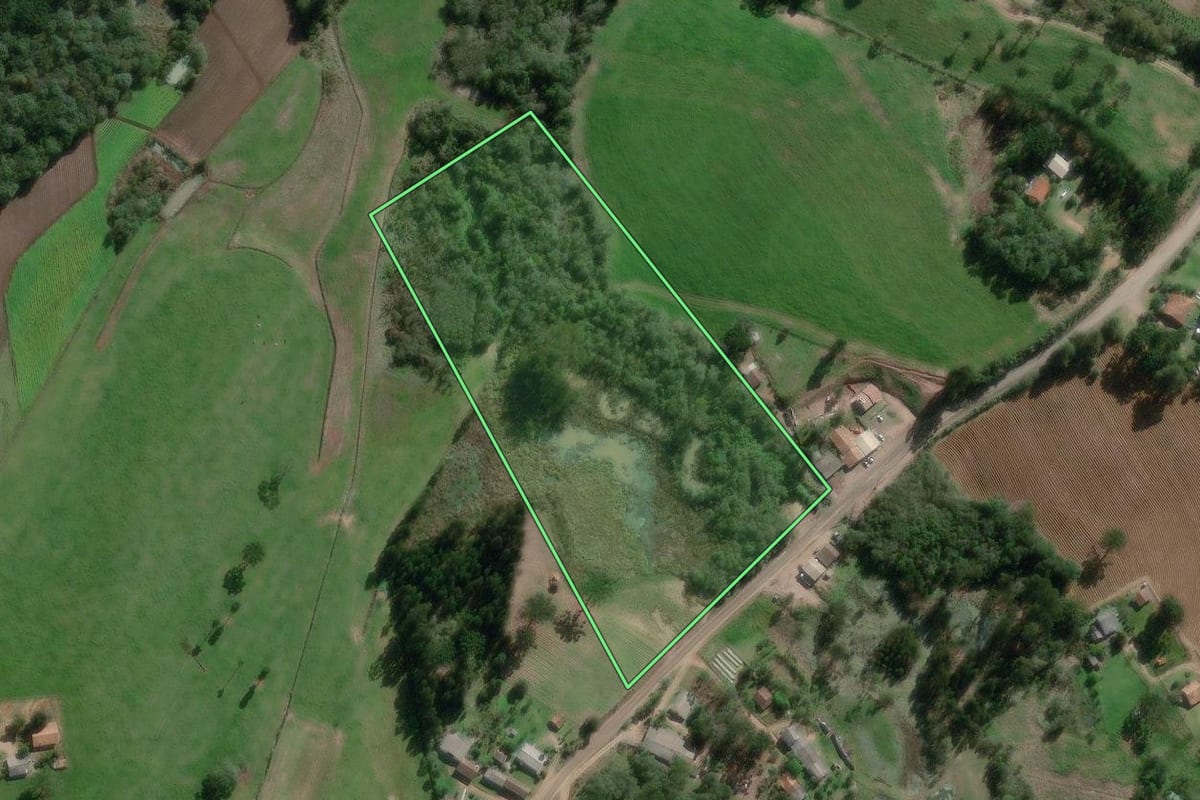 Imagem de satélite do imóvel rural em Canoinhas (SC), com o contorno declarado no CAR desenhado por cima.