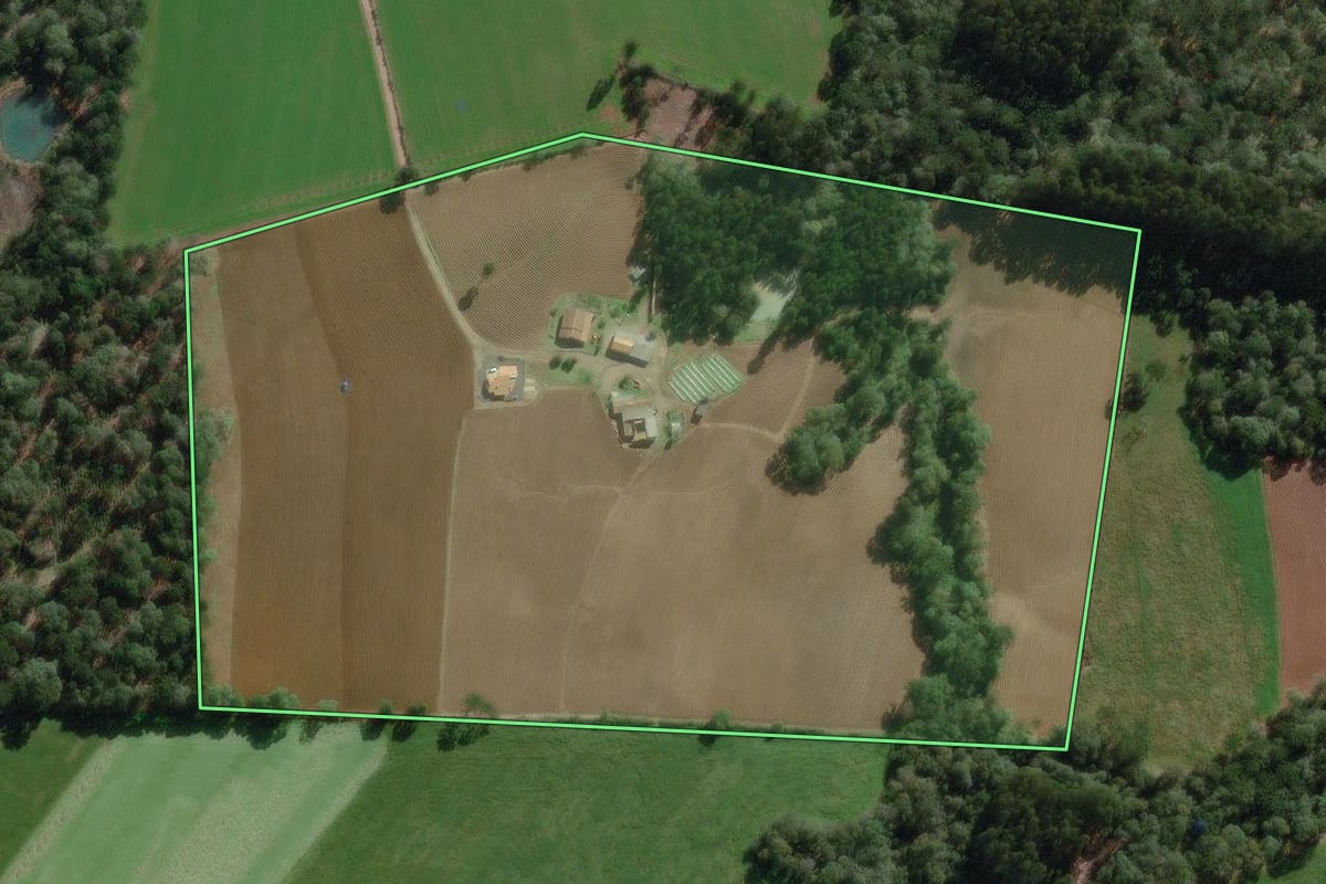 Imagem de satélite do imóvel rural em Canoinhas (SC), com o contorno declarado no CAR desenhado por cima.