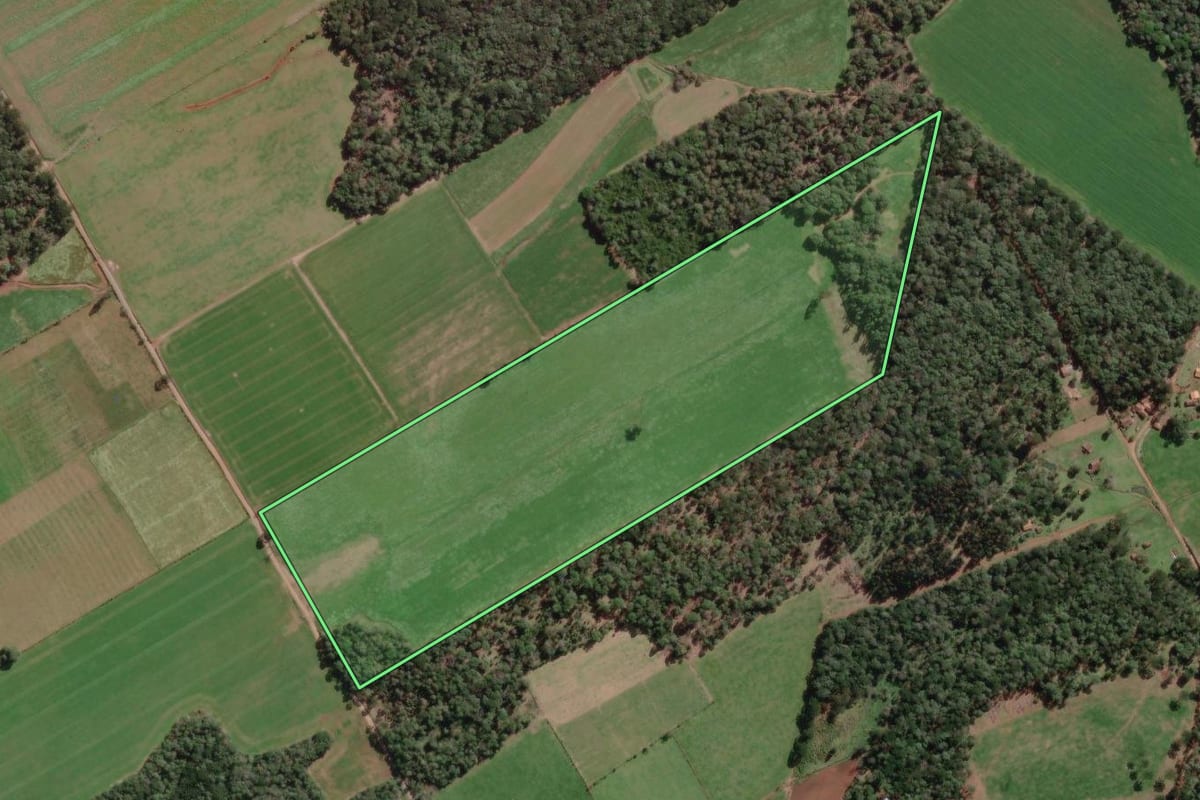 Imagem de satélite do imóvel rural em Canoinhas (SC), com o contorno declarado no CAR desenhado por cima.