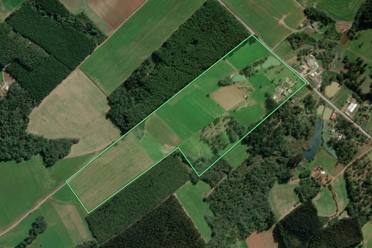 Imagem de satélite do imóvel rural em Canoinhas (SC), com o contorno declarado no CAR desenhado por cima.