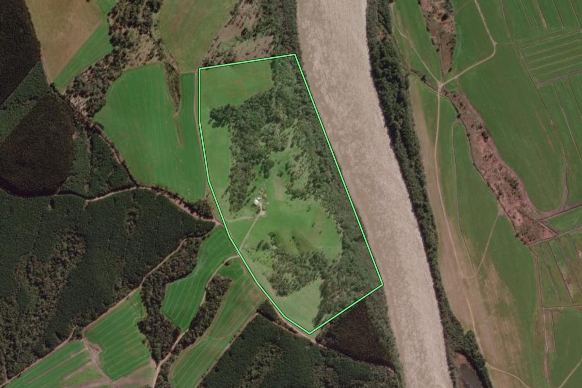 Imagem de satélite do imóvel rural em Canoinhas (SC), com o contorno declarado no CAR desenhado por cima.