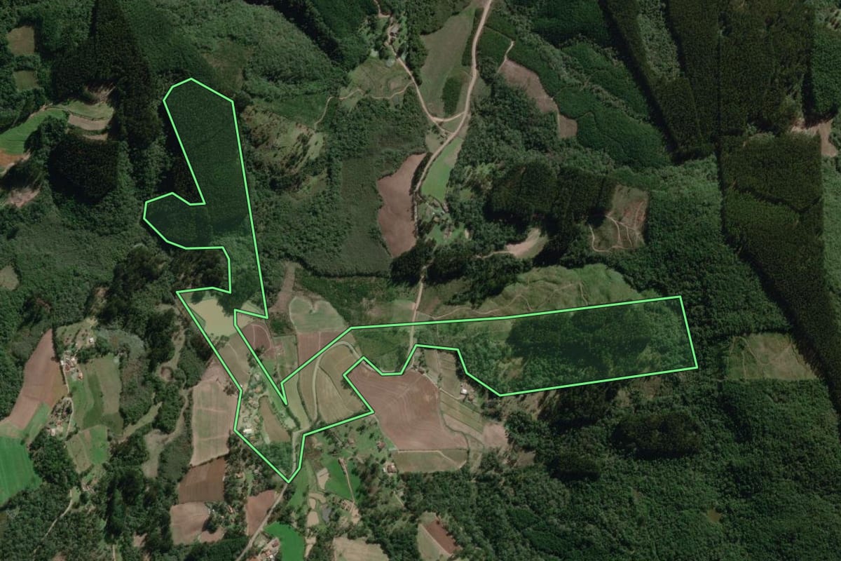 Imagem de satélite do imóvel rural em Canoinhas (SC), com o contorno declarado no CAR desenhado por cima.