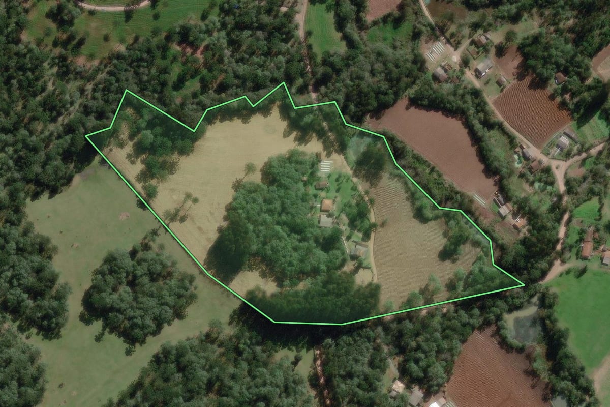 Imagem de satélite do imóvel rural em Canoinhas (SC), com o contorno declarado no CAR desenhado por cima.