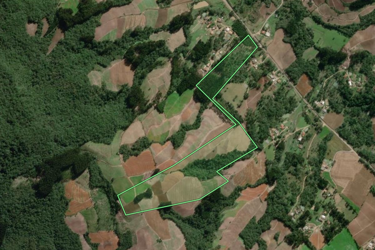 Imagem de satélite do imóvel rural em Canoinhas (SC), com o contorno declarado no CAR desenhado por cima.