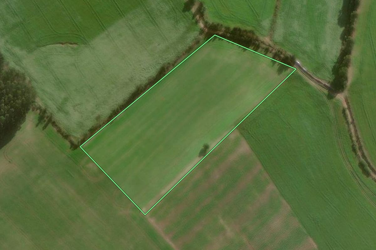 Imagem de satélite do imóvel rural em Canoinhas (SC), com o contorno declarado no CAR desenhado por cima.