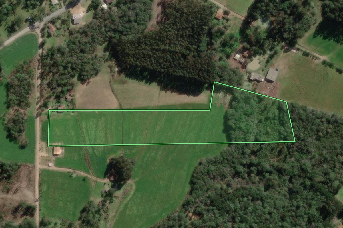 Imagem de satélite do imóvel rural em Canoinhas (SC), com o contorno declarado no CAR desenhado por cima.