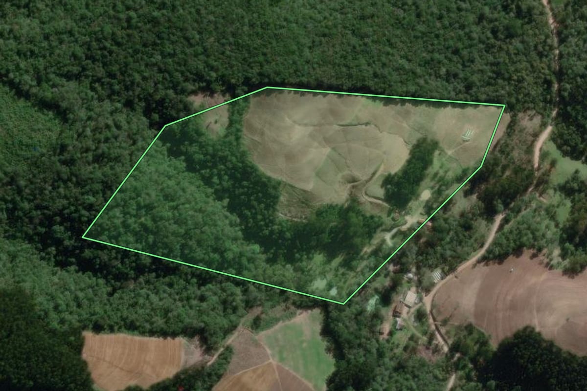 Imagem de satélite do imóvel rural em Canoinhas (SC), com o contorno declarado no CAR desenhado por cima.
