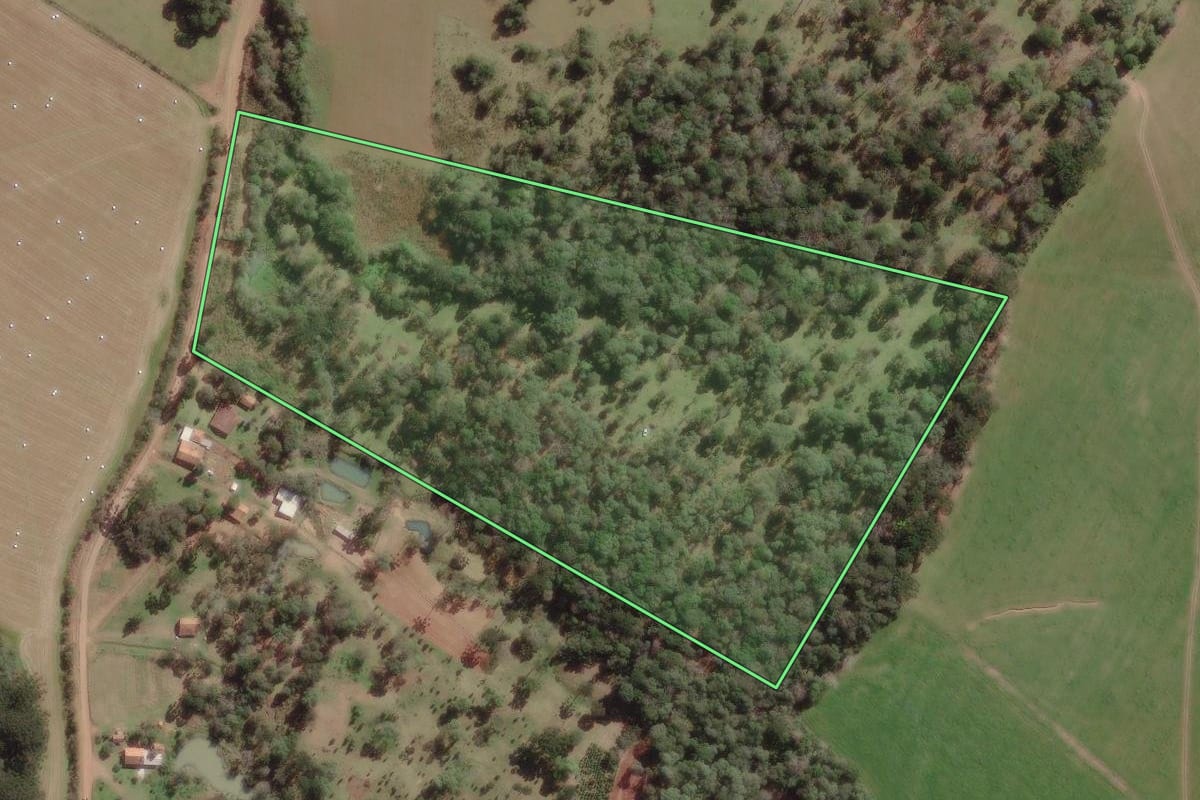 Imagem de satélite do imóvel rural em Canoinhas (SC), com o contorno declarado no CAR desenhado por cima.