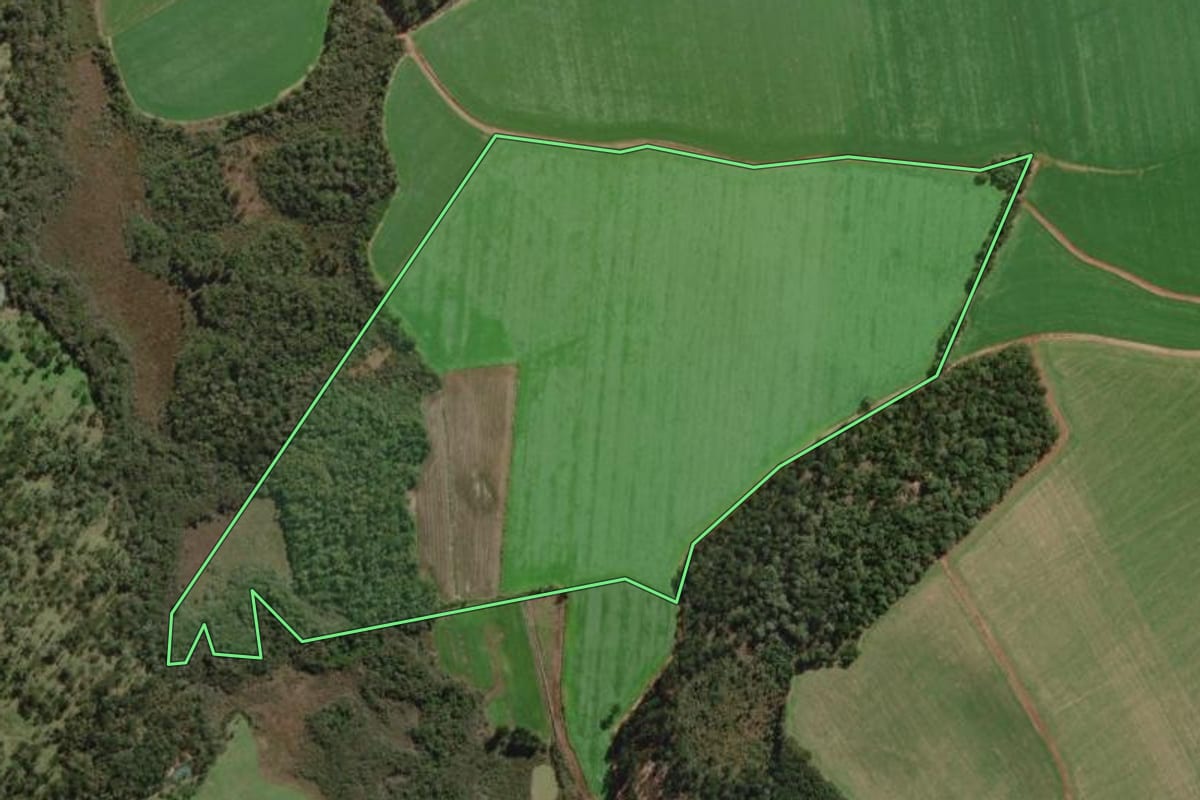 Imagem de satélite do imóvel rural em Canoinhas (SC), com o contorno declarado no CAR desenhado por cima.