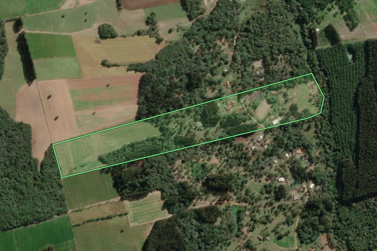 Imagem de satélite do imóvel rural em Canoinhas (SC), com o contorno declarado no CAR desenhado por cima.