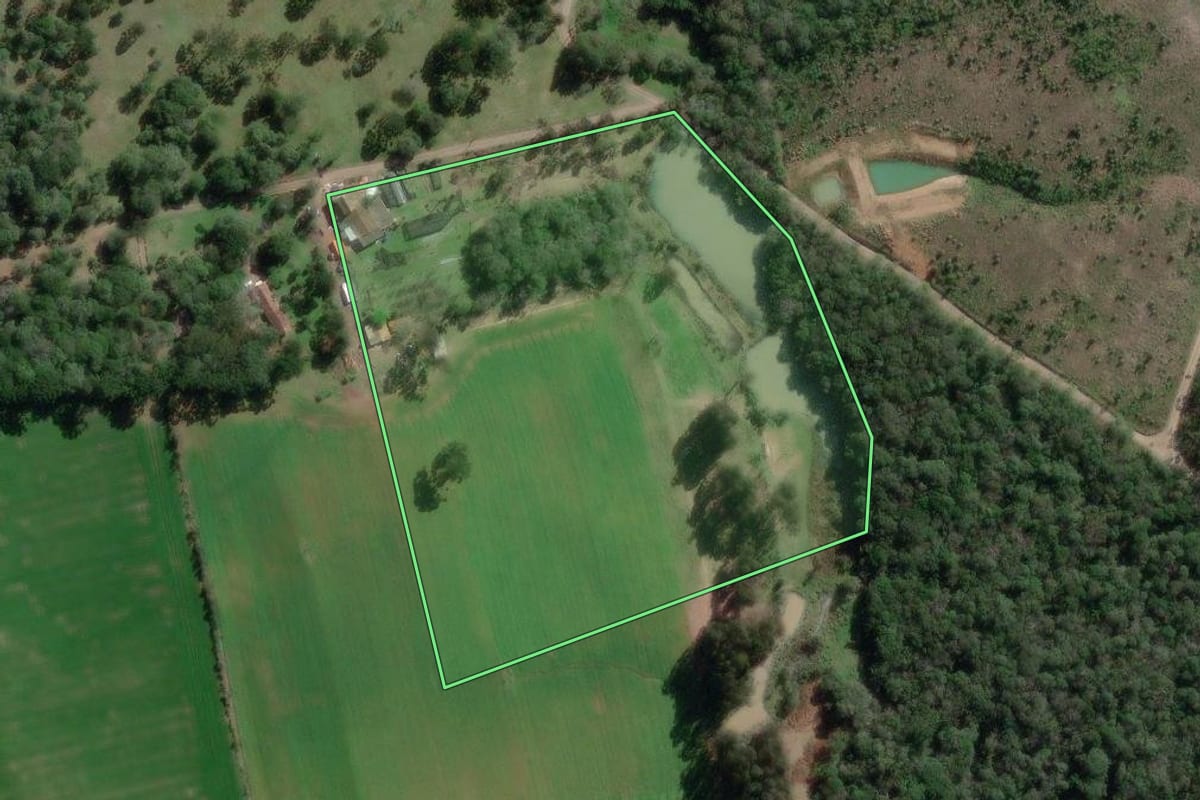 Imagem de satélite do imóvel rural em Canoinhas (SC), com o contorno declarado no CAR desenhado por cima.