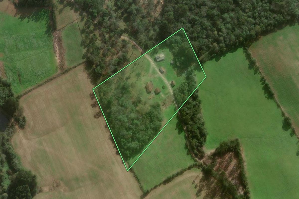 Imagem de satélite do imóvel rural em Canoinhas (SC), com o contorno declarado no CAR desenhado por cima.