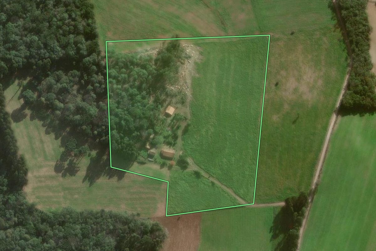 Imagem de satélite do imóvel rural em Canoinhas (SC), com o contorno declarado no CAR desenhado por cima.