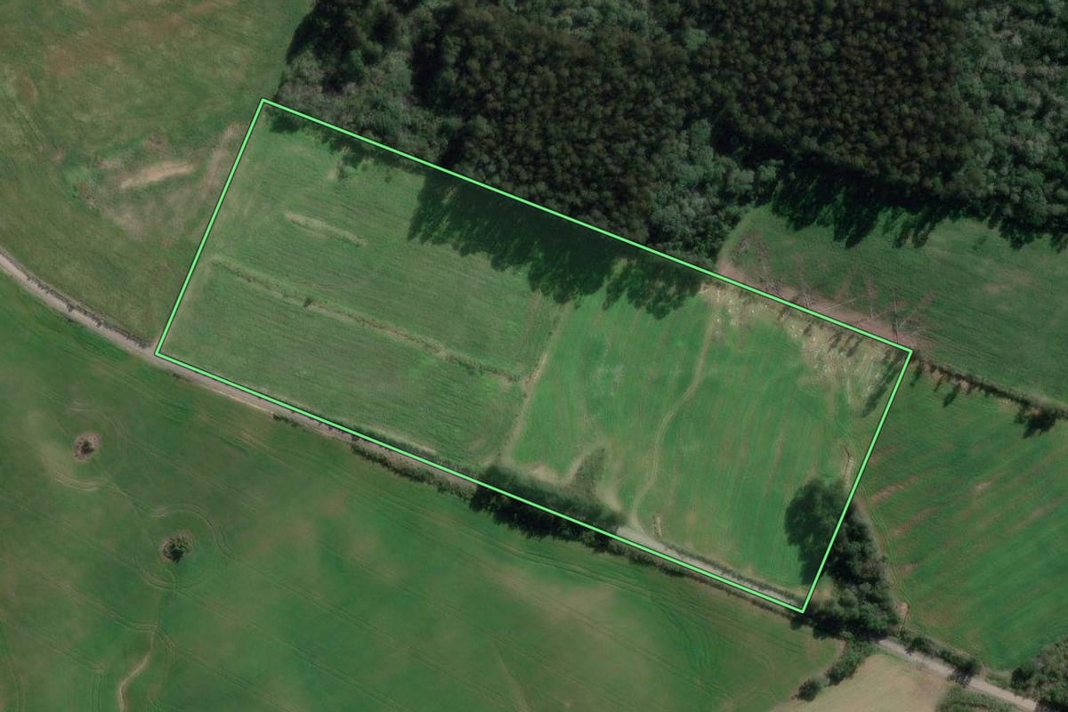 Imagem de satélite do imóvel rural em Canoinhas (SC), com o contorno declarado no CAR desenhado por cima.
