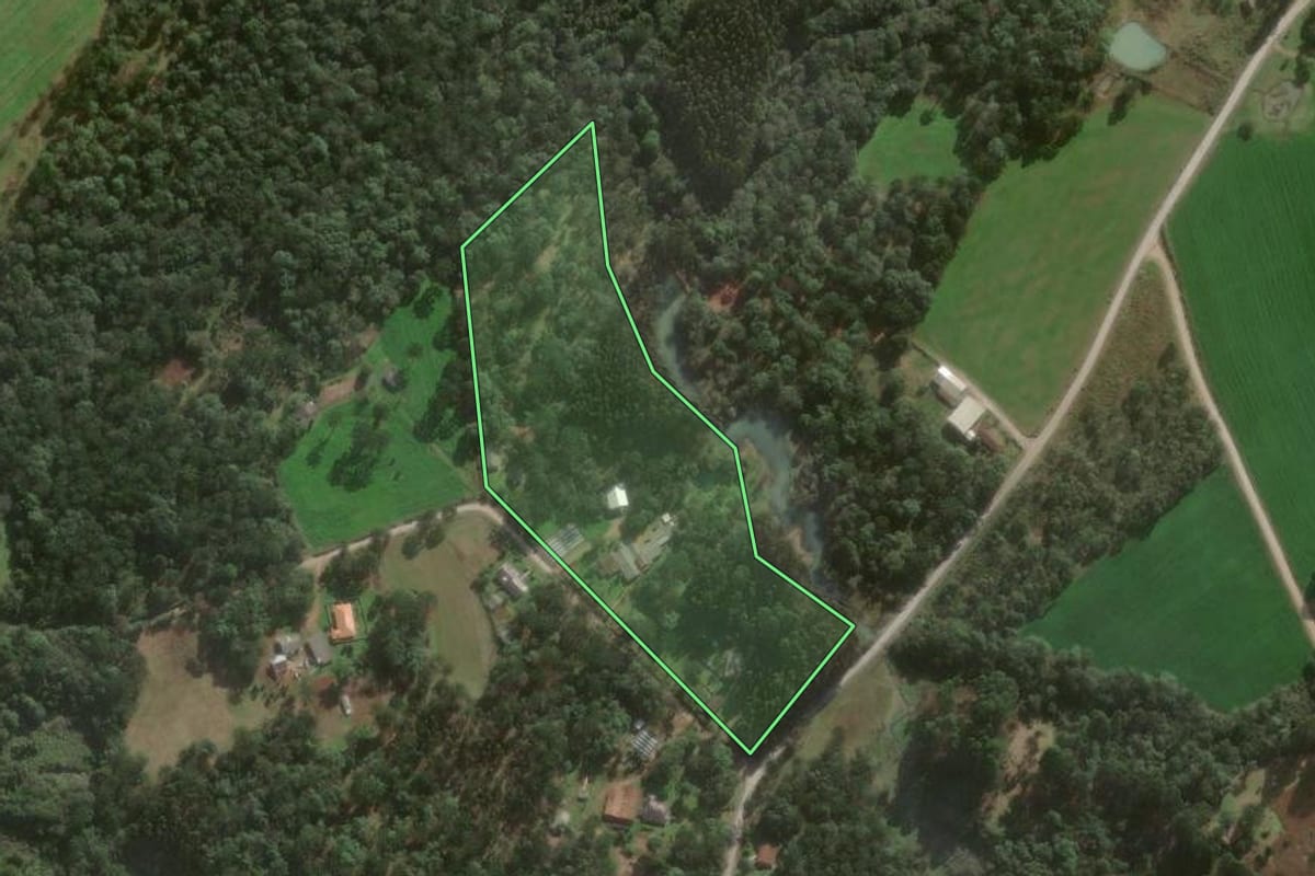 Imagem de satélite do imóvel rural em Canoinhas (SC), com o contorno declarado no CAR desenhado por cima.