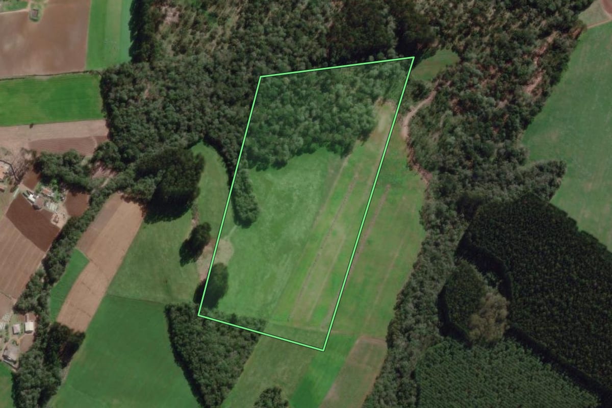 Imagem de satélite do imóvel rural em Canoinhas (SC), com o contorno declarado no CAR desenhado por cima.