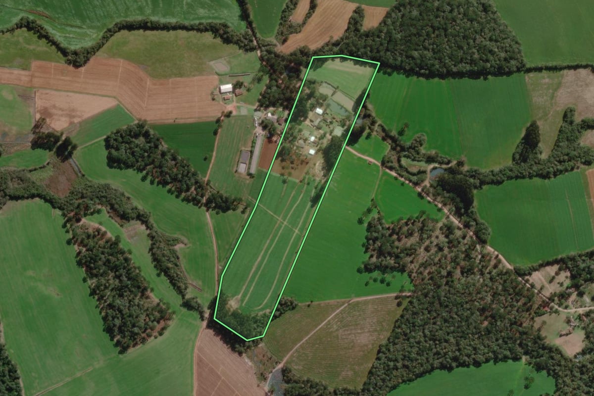 Imagem de satélite do imóvel rural em Canoinhas (SC), com o contorno declarado no CAR desenhado por cima.