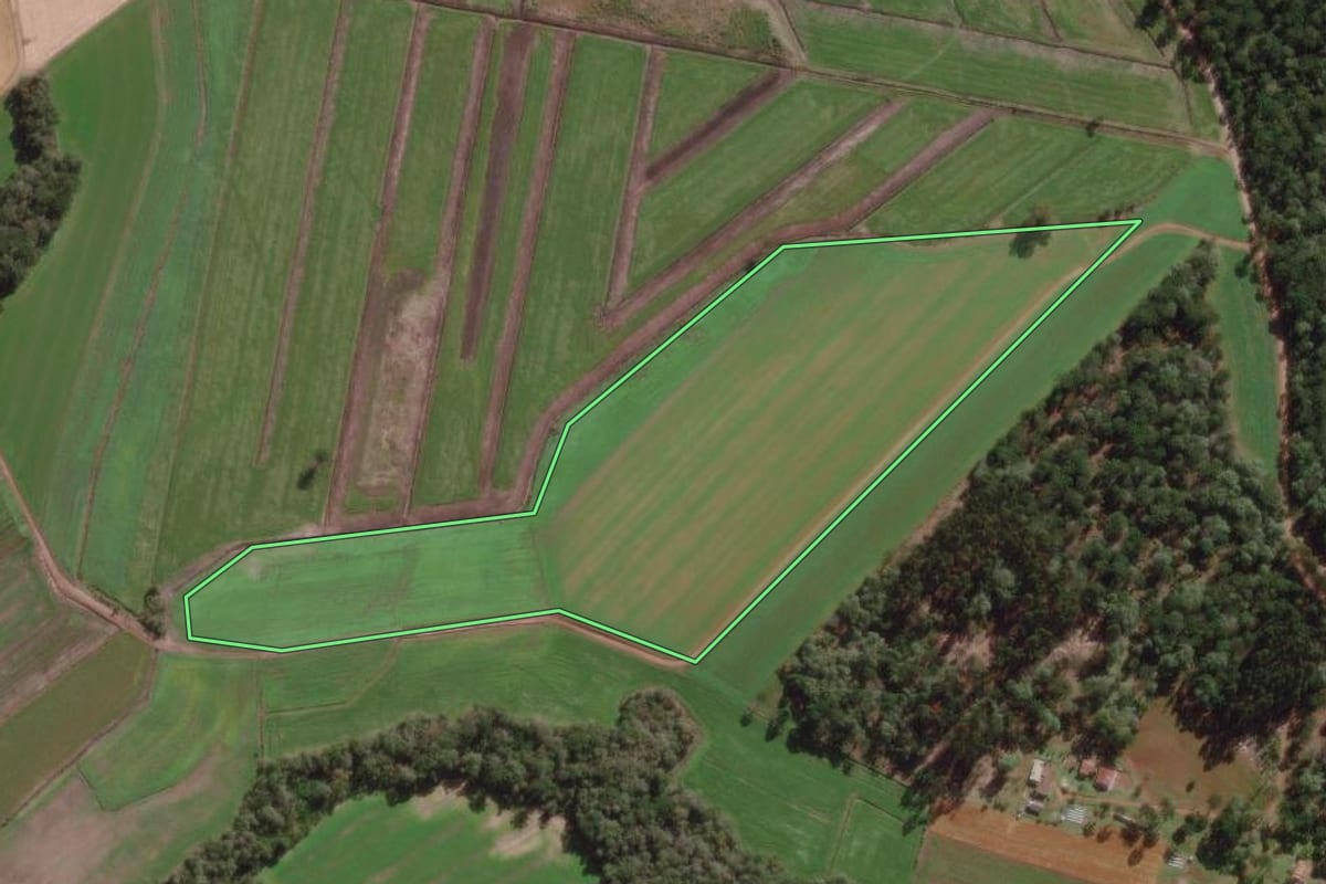 Imagem de satélite do imóvel rural em Canoinhas (SC), com o contorno declarado no CAR desenhado por cima.