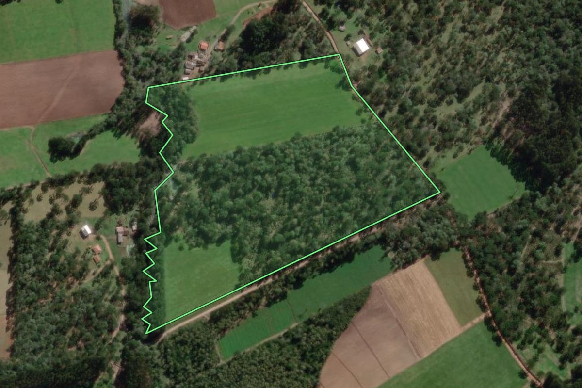 Imagem de satélite do imóvel rural em Canoinhas (SC), com o contorno declarado no CAR desenhado por cima.