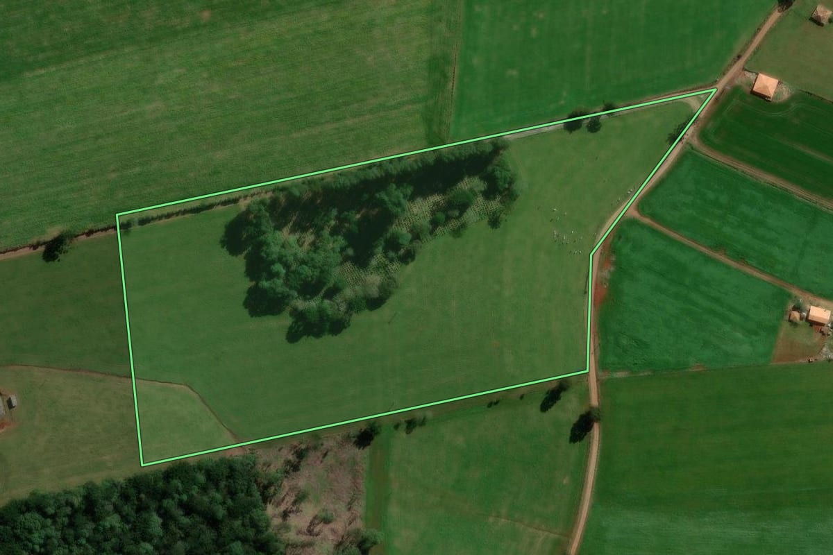 Imagem de satélite do imóvel rural em Canoinhas (SC), com o contorno declarado no CAR desenhado por cima.