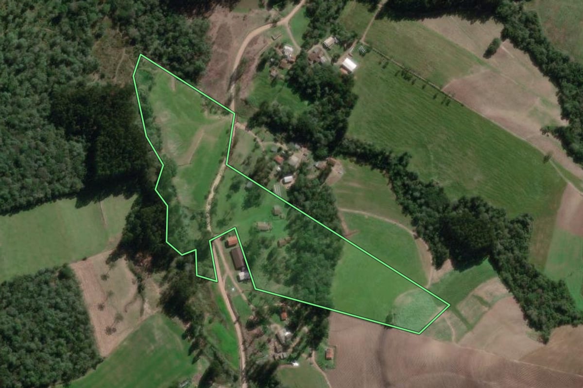 Imagem de satélite do imóvel rural em Canoinhas (SC), com o contorno declarado no CAR desenhado por cima.