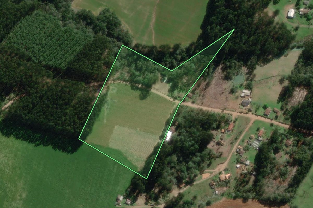 Imagem de satélite do imóvel rural em Canoinhas (SC), com o contorno declarado no CAR desenhado por cima.