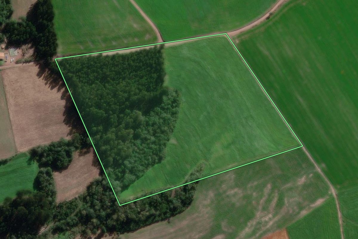 Imagem de satélite do imóvel rural em Canoinhas (SC), com o contorno declarado no CAR desenhado por cima.