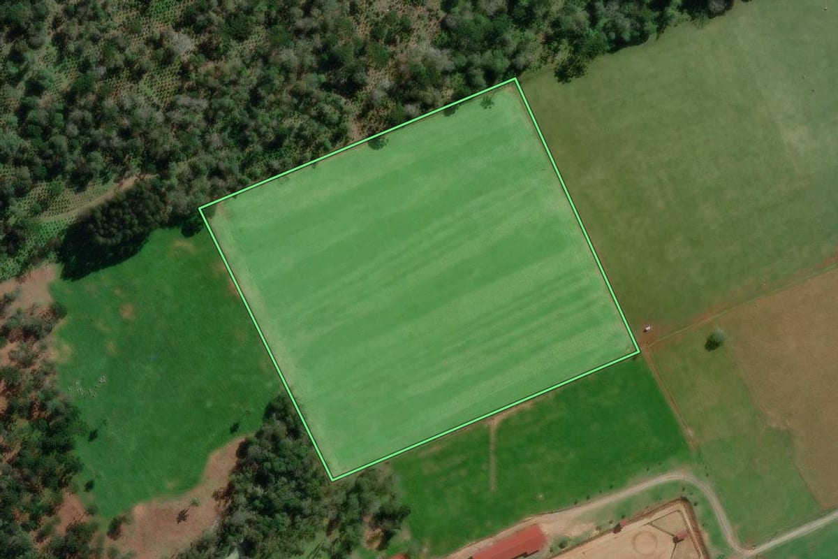 Imagem de satélite do imóvel rural em Canoinhas (SC), com o contorno declarado no CAR desenhado por cima.
