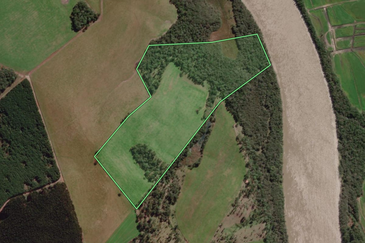 Imagem de satélite do imóvel rural em Canoinhas (SC), com o contorno declarado no CAR desenhado por cima.