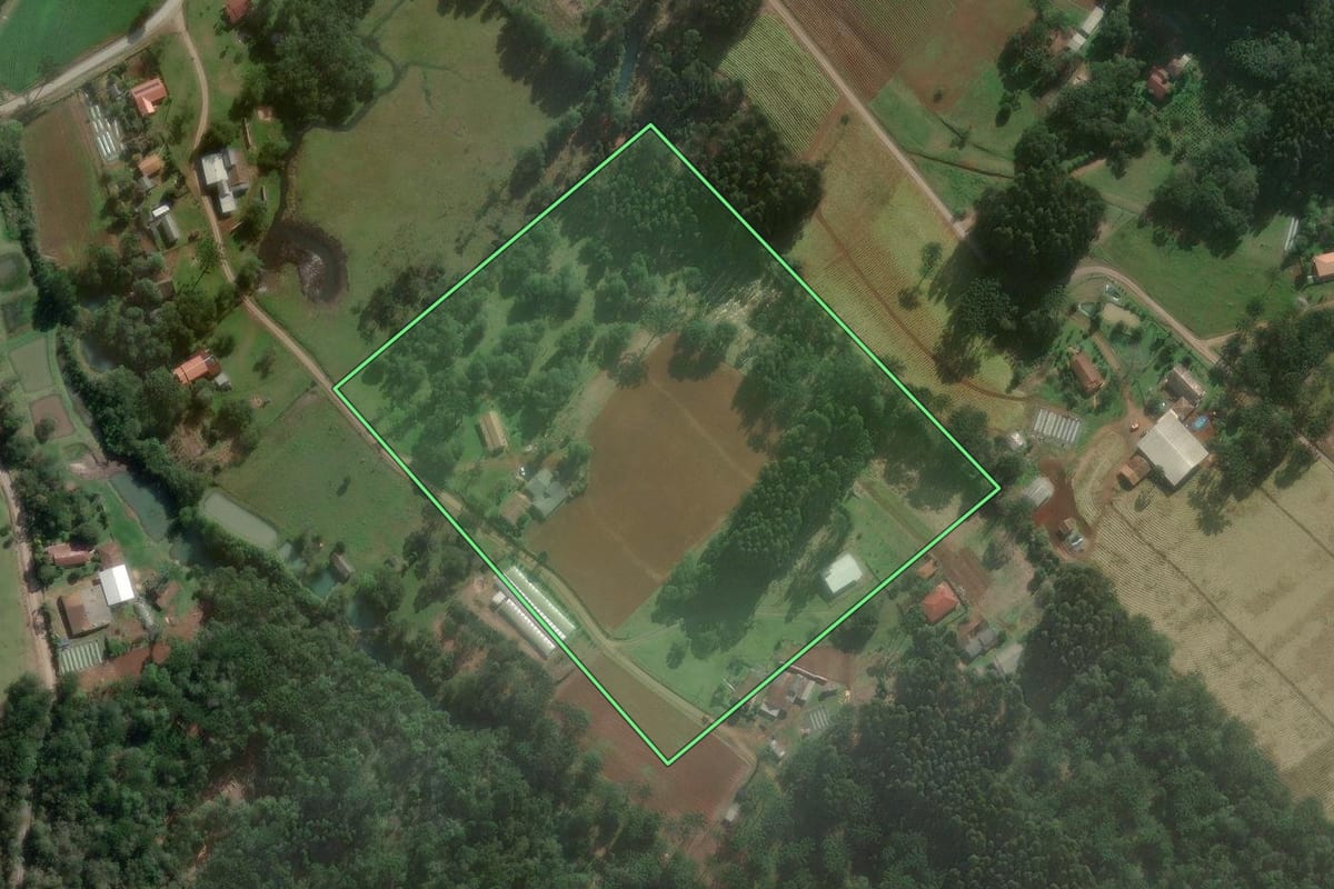 Imagem de satélite do imóvel rural em Canoinhas (SC), com o contorno declarado no CAR desenhado por cima.