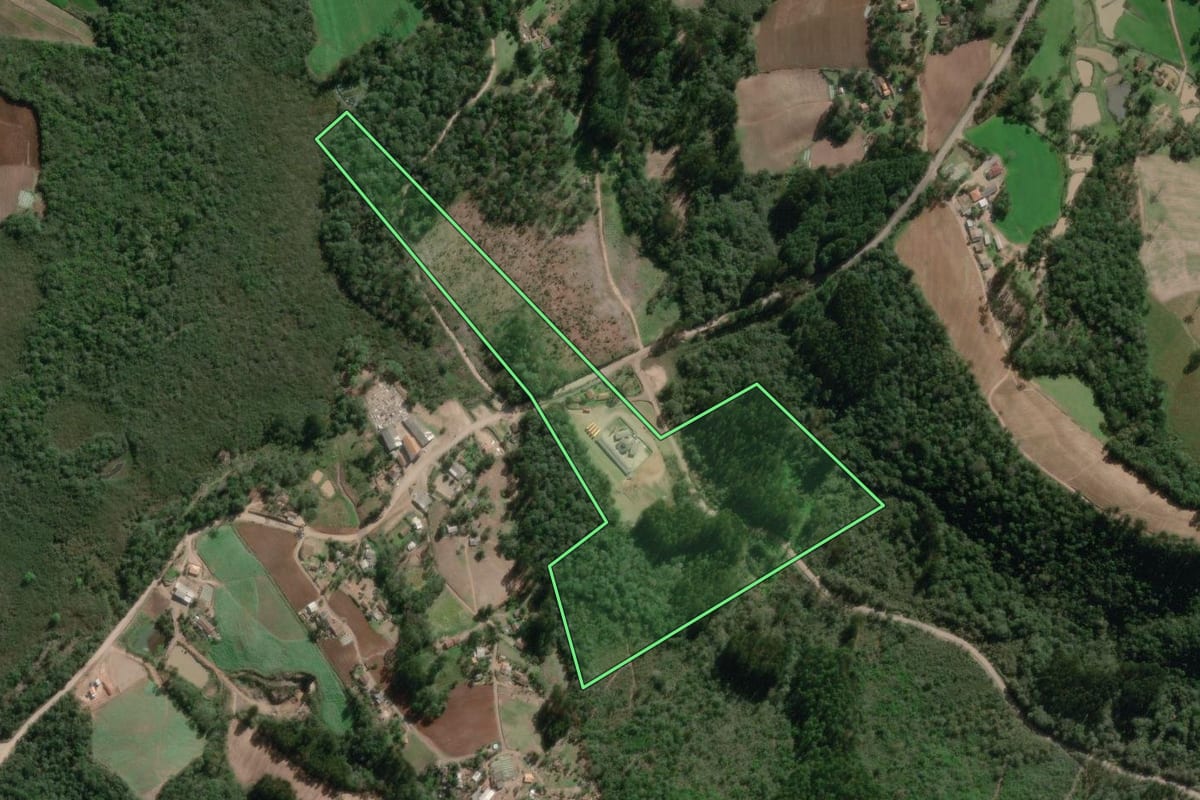Imagem de satélite do imóvel rural em Canoinhas (SC), com o contorno declarado no CAR desenhado por cima.